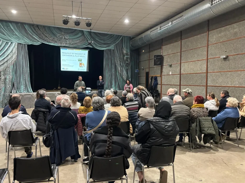Reunió informativa als Arcs sobre la prova pilot de tancament de contenidors