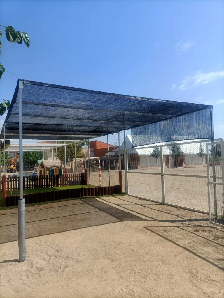 Nova zona d’ombra al pati de l’escoleta