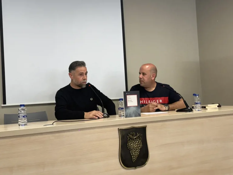 Bellvís s’endinsa en l’univers literari de Joan Roure amb la presentació de ‘Bèsties en el foc’