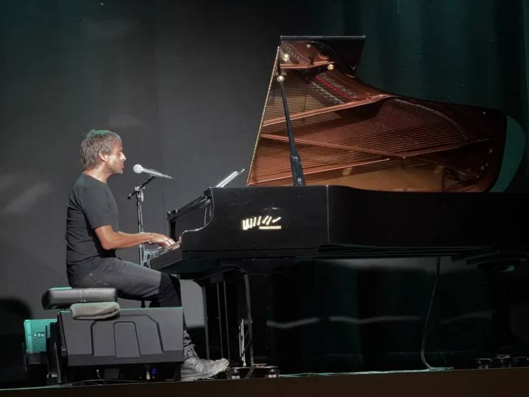 Manu Guix emociona el públic de Bellvís en una nit màgica