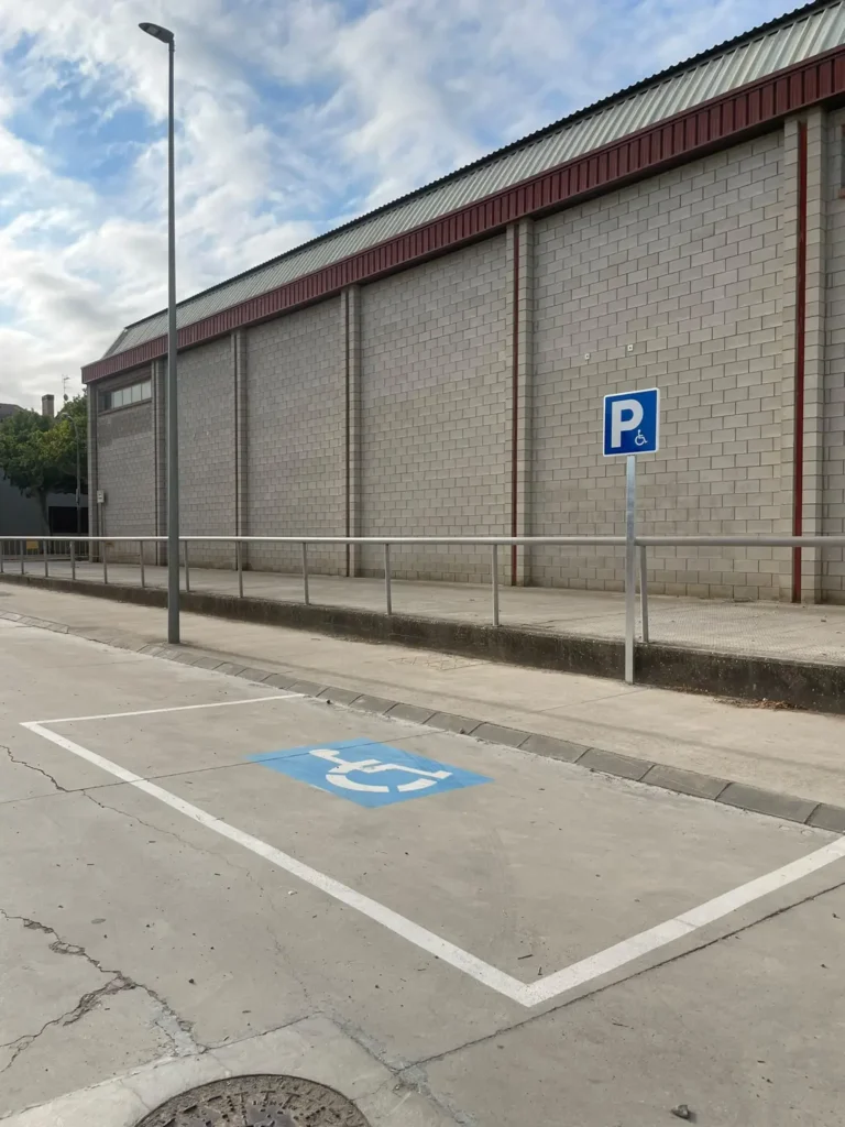 Bellvís millora l’accessibilitat amb noves places d’aparcament reservades